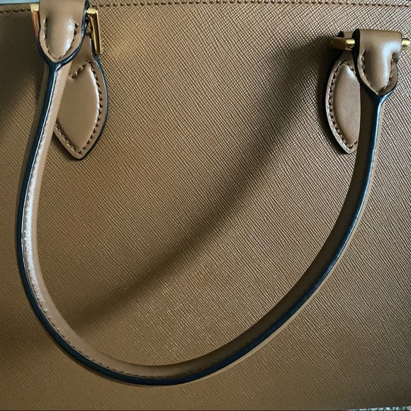 I have the duster bag,Prada shopper, tag and authentication card. - Picture 4 of 7